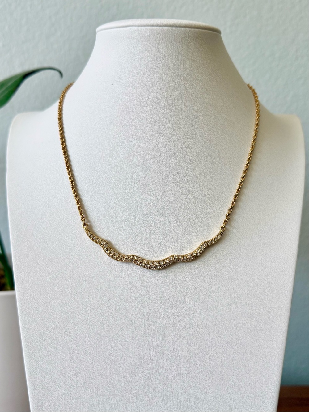Vintage Swarovski Gold Tone Crystal Pave Scalloped Curved Bar Necklace Choker